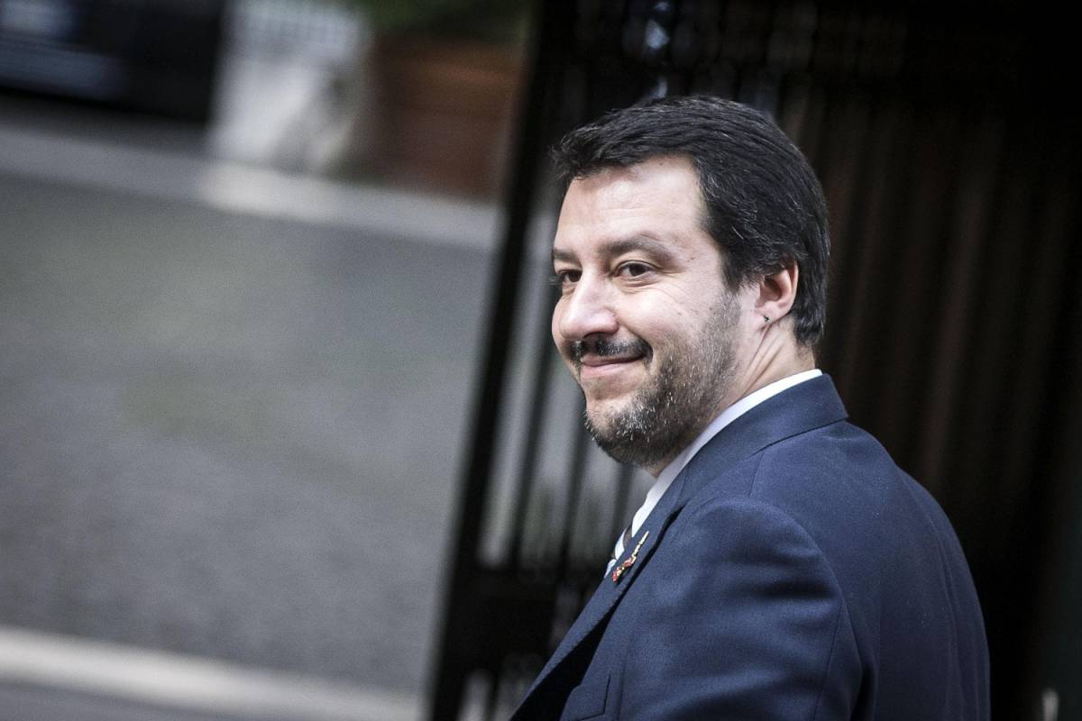 Salvini: "Altro che campi rom, due calci nel culo..."