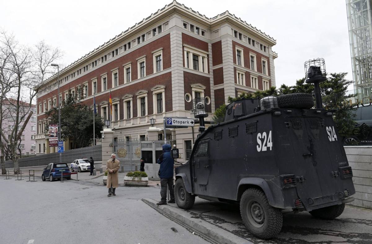 Uomini della polizia sorvegliano il consolato tedesco a Istanbul