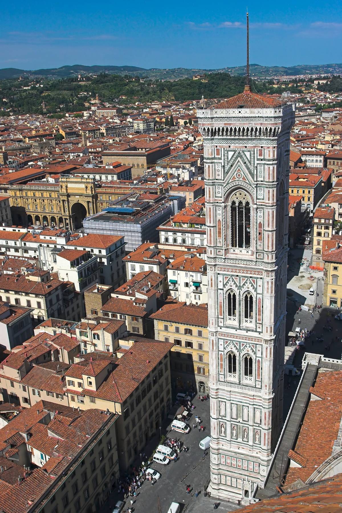 "Ora il campanile di Giotto è pulito". Ma i vandali scrivono sulla campana
