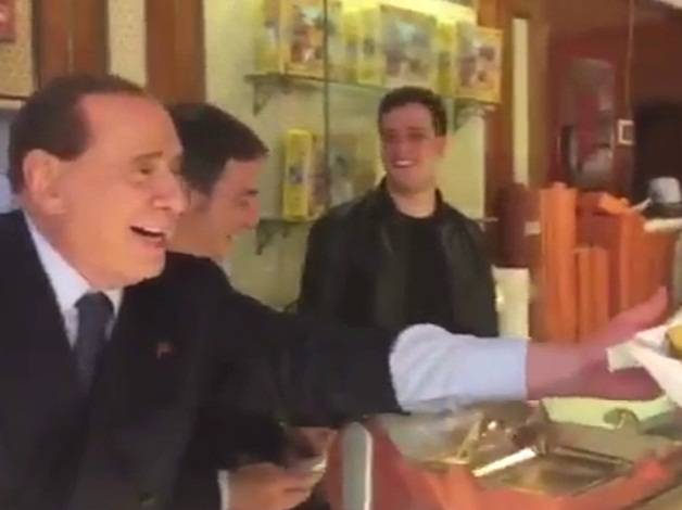 E Berlusconi a Palermo si improvvisa cameriere