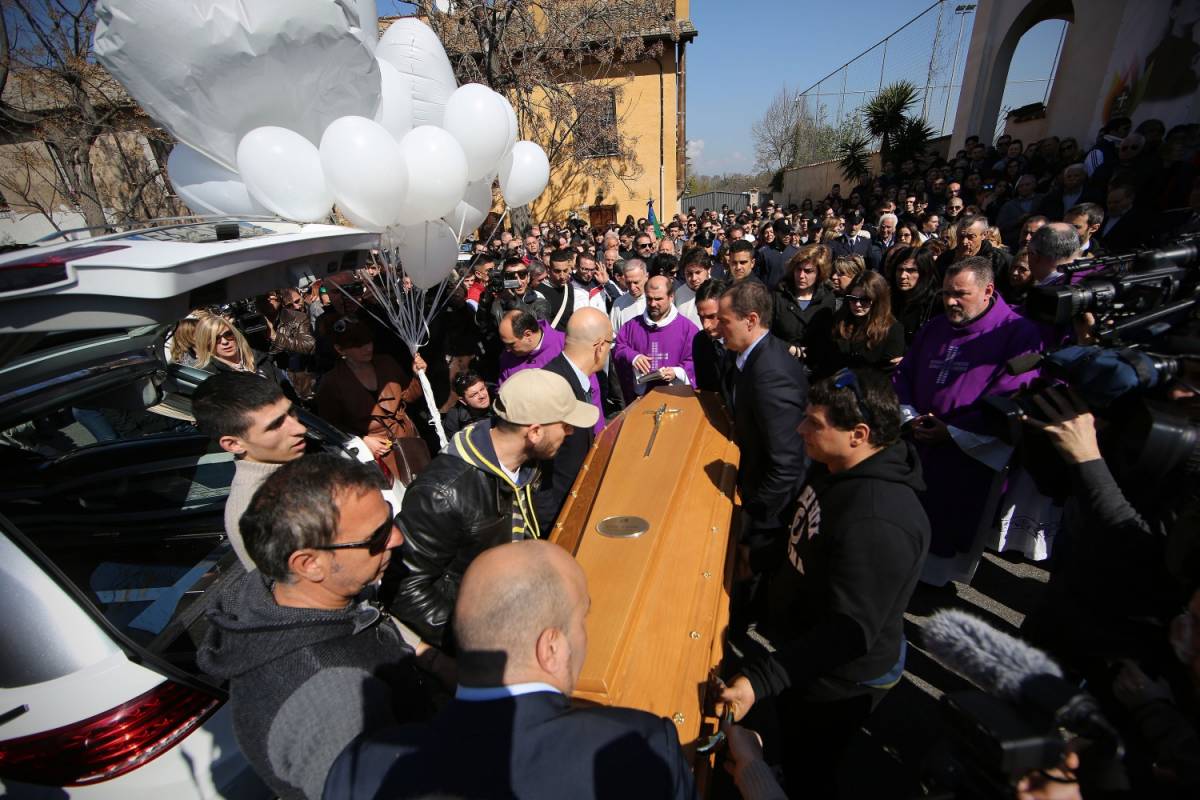 Ai funerali di Varani il prete invoca Dio: "Dov'eri quando Luca è stato massacrato?"