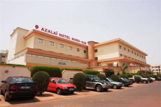 Mali, spari in hotel contro militari Ue