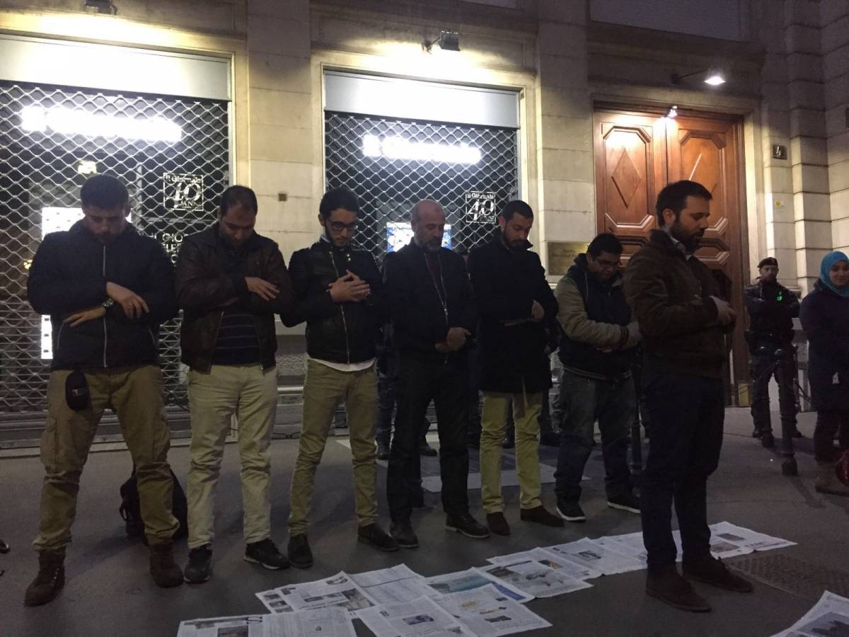 Protesta e preghiera degli islamici davanti alla sede de ilGiornale