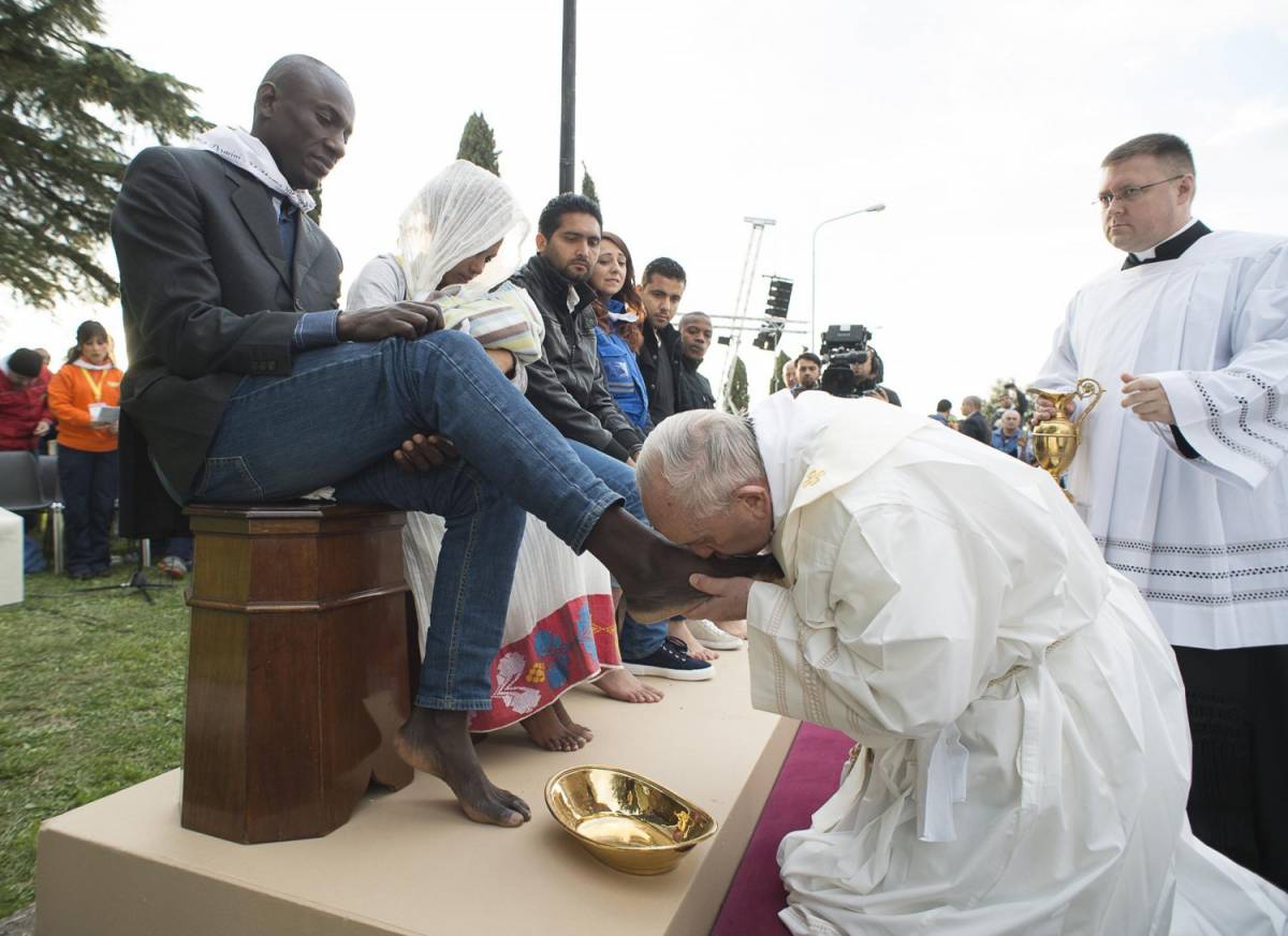Il Papa lava i piedi ai profughi nel Cara a maggioranza islamica