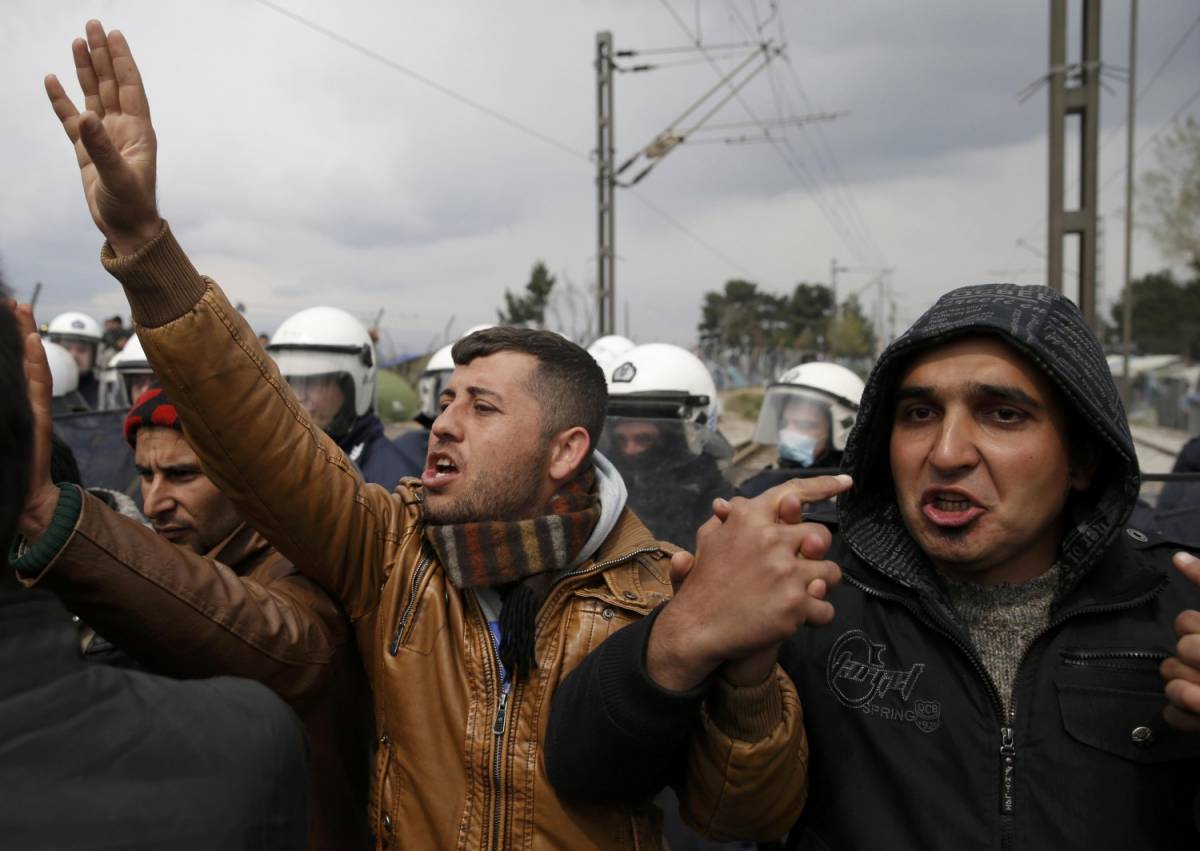 "Vogliamo le ricariche" I profughi in strada bloccano il centro città