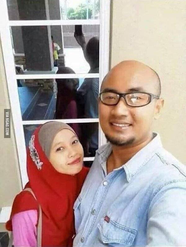 La coppia si scatta un "selfie", ma un particolare terrorizza il web