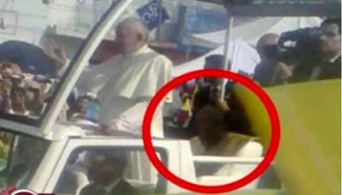 Il fantasma di Giovanni Paolo II ​accanto a Papa Francesco?
