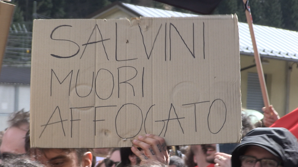 Gli antagonisti pro immigrati vogliono morto Matteo Salvini