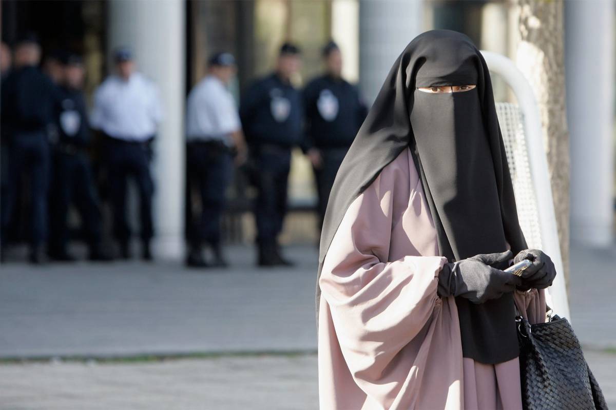 New Delhi, donna va nel bagno dell'aeroporto, indossa un burqa e scappa