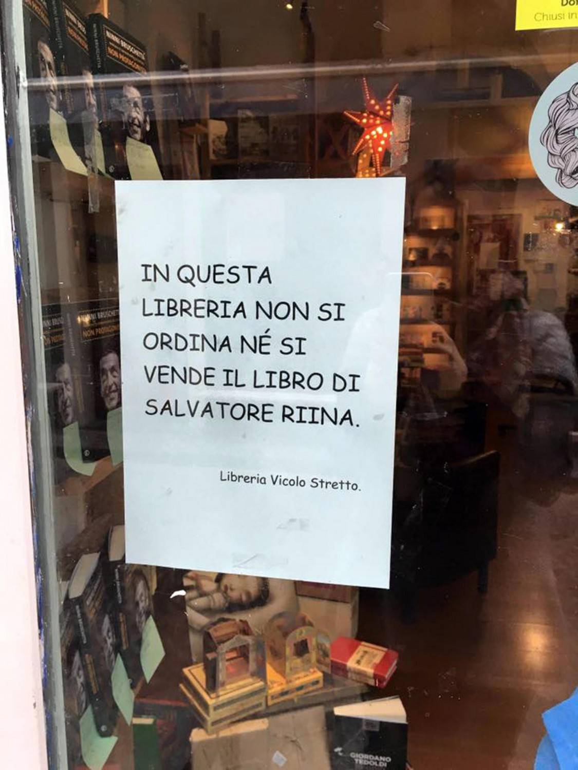 La vetrata di una libreria del centro storico di Catania