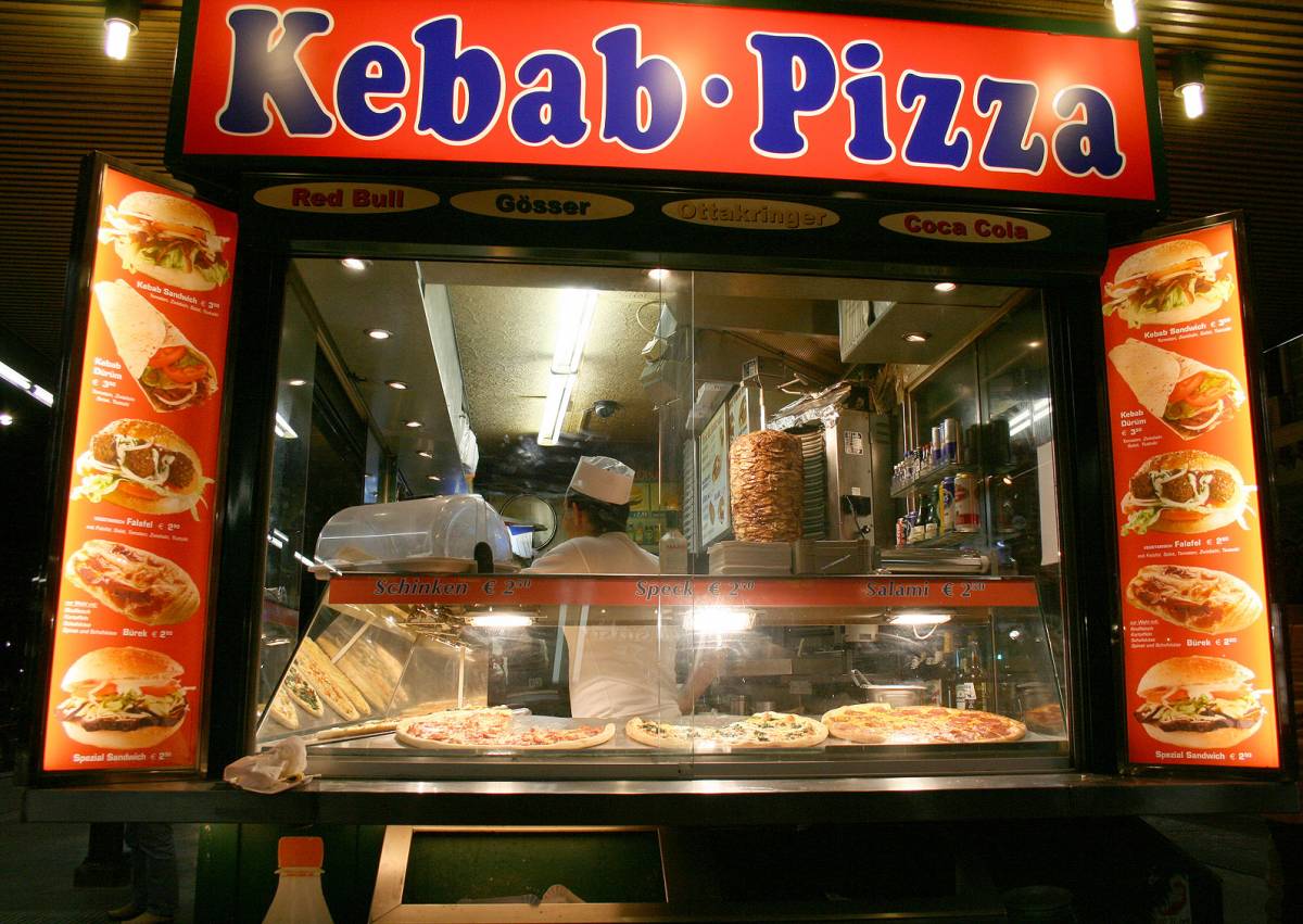 Arabo inneggia a Hitler, scoppia la rissa nel kebab