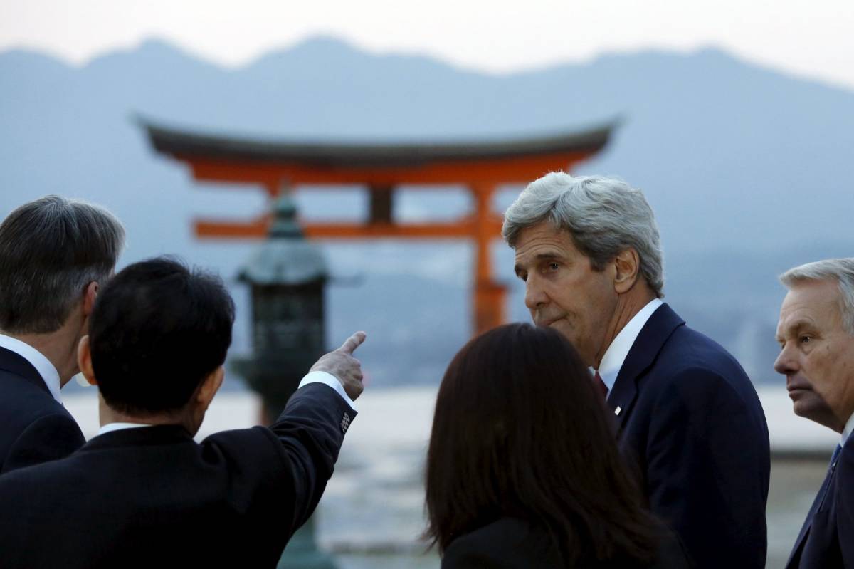 Schiaffo di Kerry a Hiroshima: "Gli Stati Uniti non chiedono scusa al Giappone"