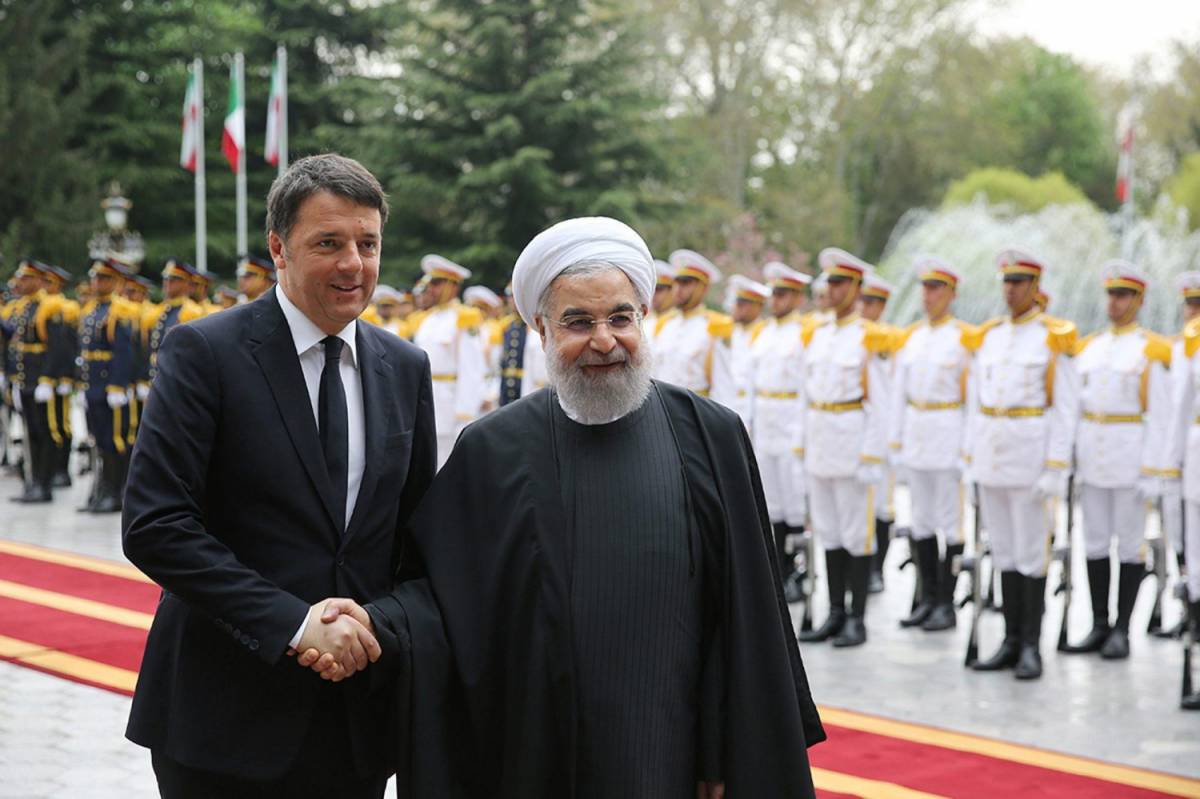 Iran, Renzi in visita ufficiale: la stretta di mano con Rohani