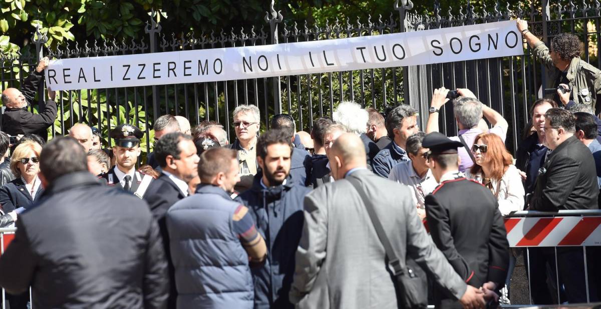 Milano, folla e lunghi applausi per l'ultimo addio a Casaleggio