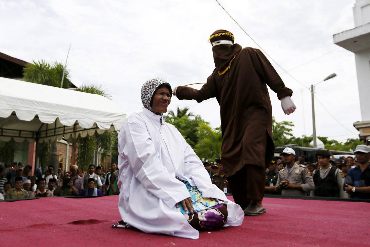 Frustata in nome della sharia la prima cristiana in Indonesia