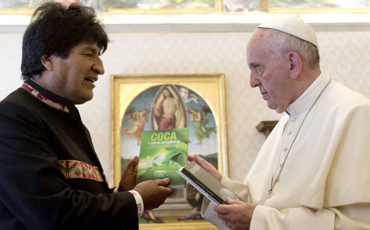 Morales incontra il Papa: "Le consiglio la coca"