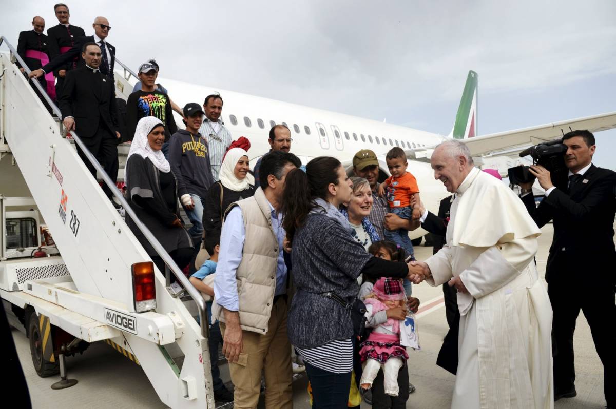 Il Papa benedice gli immigrati: "Una ricchezza e una risorsa"