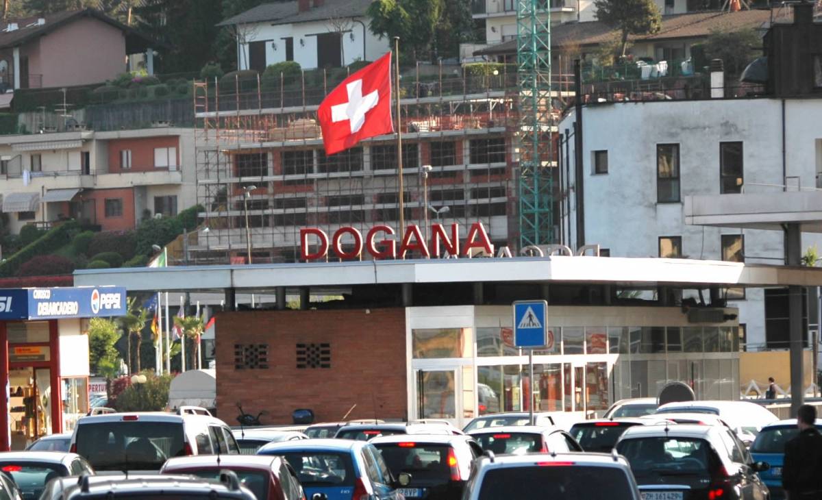 "Spogliata e umiliata alla dogana svizzera"