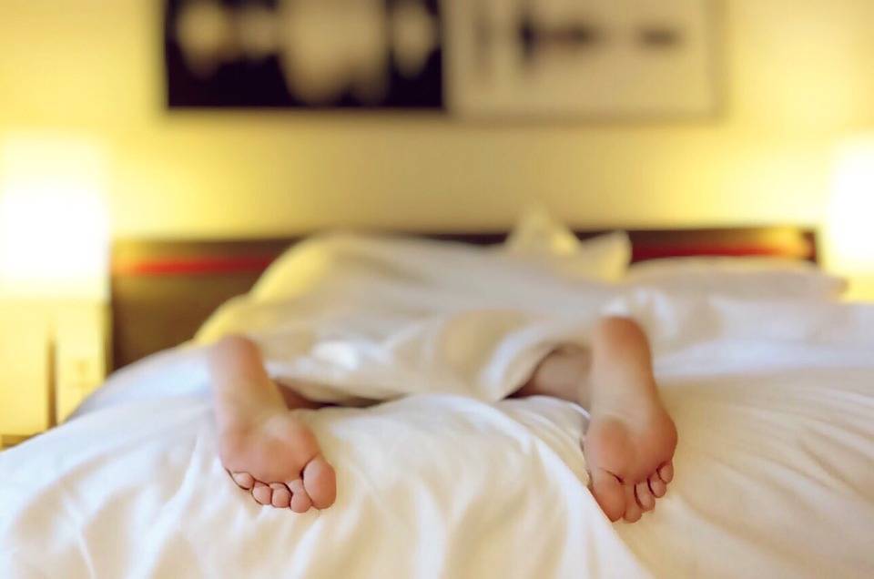 Dormire nudi fa bene alla salute: ecco perché