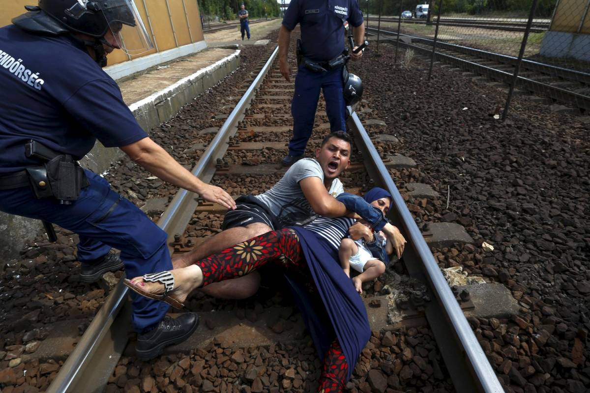 La verità sulla foto del Pulitzer: l'immigrato getta la moglie sui binari