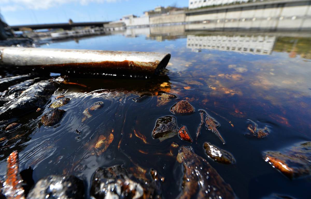 Genova, salta un argine di contenimento. Petrolio verso il mare