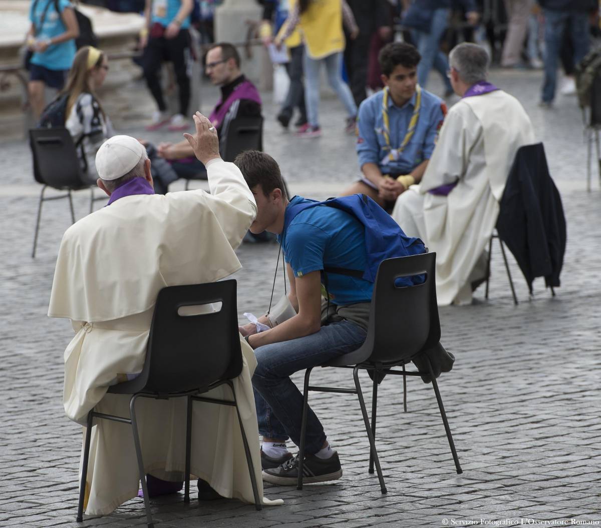 Il Papa confessa i ragazzi in piazza San Pietro