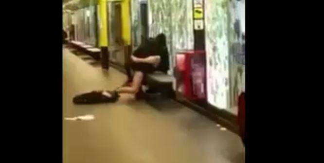 Sesso in metropolitana davanti a tutti: video diventa virale