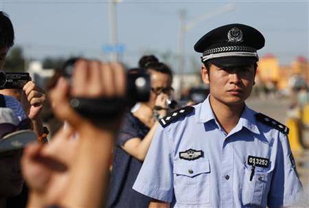 Poliziotti cinesi nelle Chinatown di Milano e Roma
