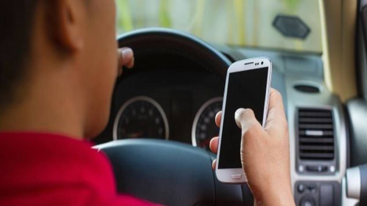 Stop agli sms mentre si guida: i poliziotti si armano di Textalyzer 