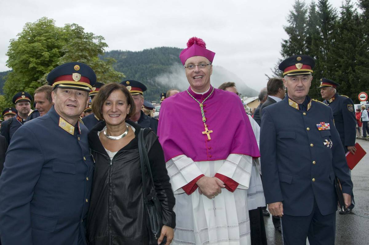 Il vescovo  Ägidius Zsifkovics con la polizia austriaca