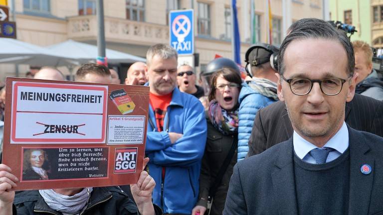 Germania, la folla caccia il ministro pro-immigrati dalla festa del primo maggio