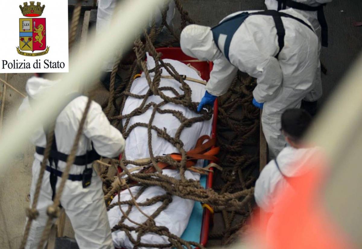 Ressa sul gommone in mare: 28 immigrati morti calpestati