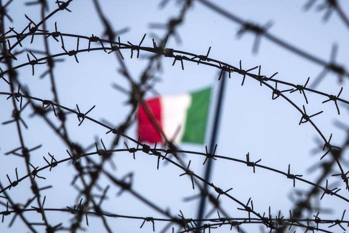 Migranti, l'idea dalla Svizzera: "Filo spinato al confine italiano"