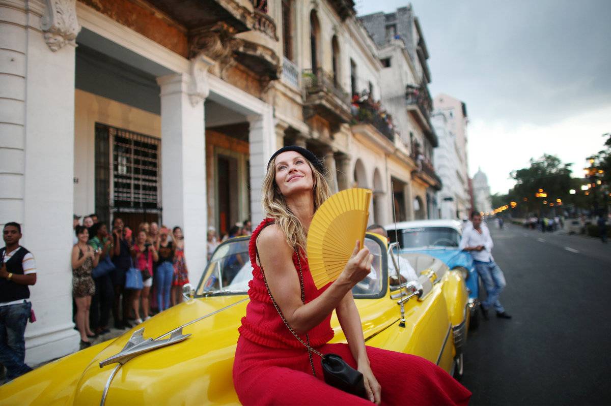 Ora Chanel sfila a Cuba: baschi del "Che" e lustrini