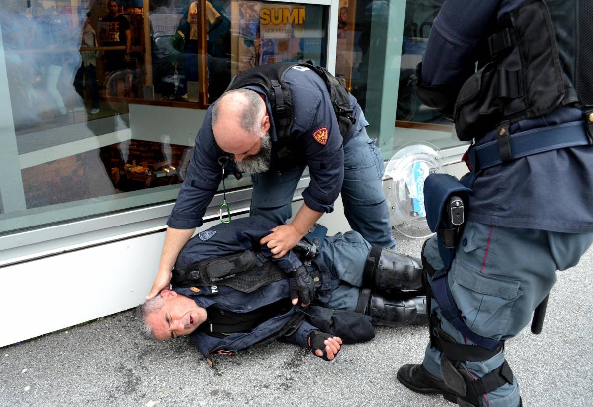 Brennero, scontri al corteo: anarchici feriscono 18 poliziotti