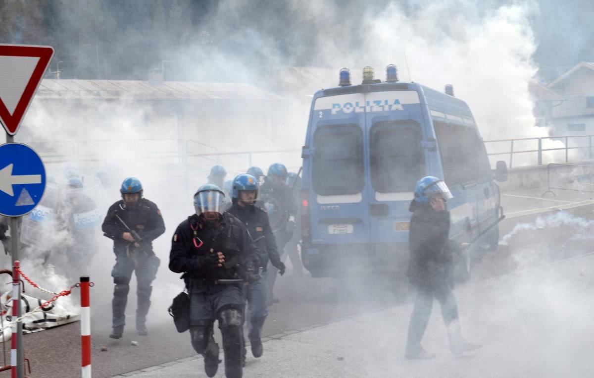 Scatta l'allarme per i black bloc. Si mimetizzano tra Cobas: polizia in allerta  a Milano e Roma