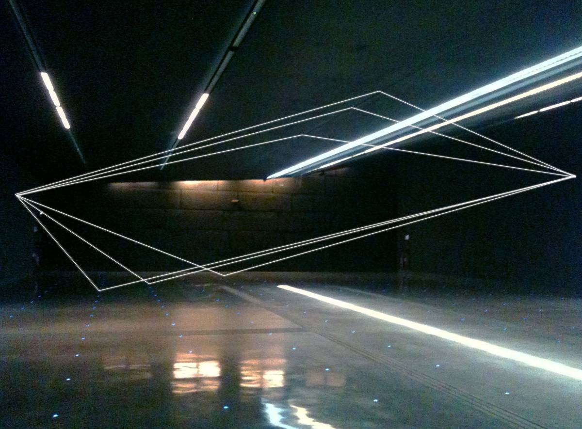 Fili di fibre ottiche disegnano le "Dimensioni Invisibili" di Bernardini a Malpensa