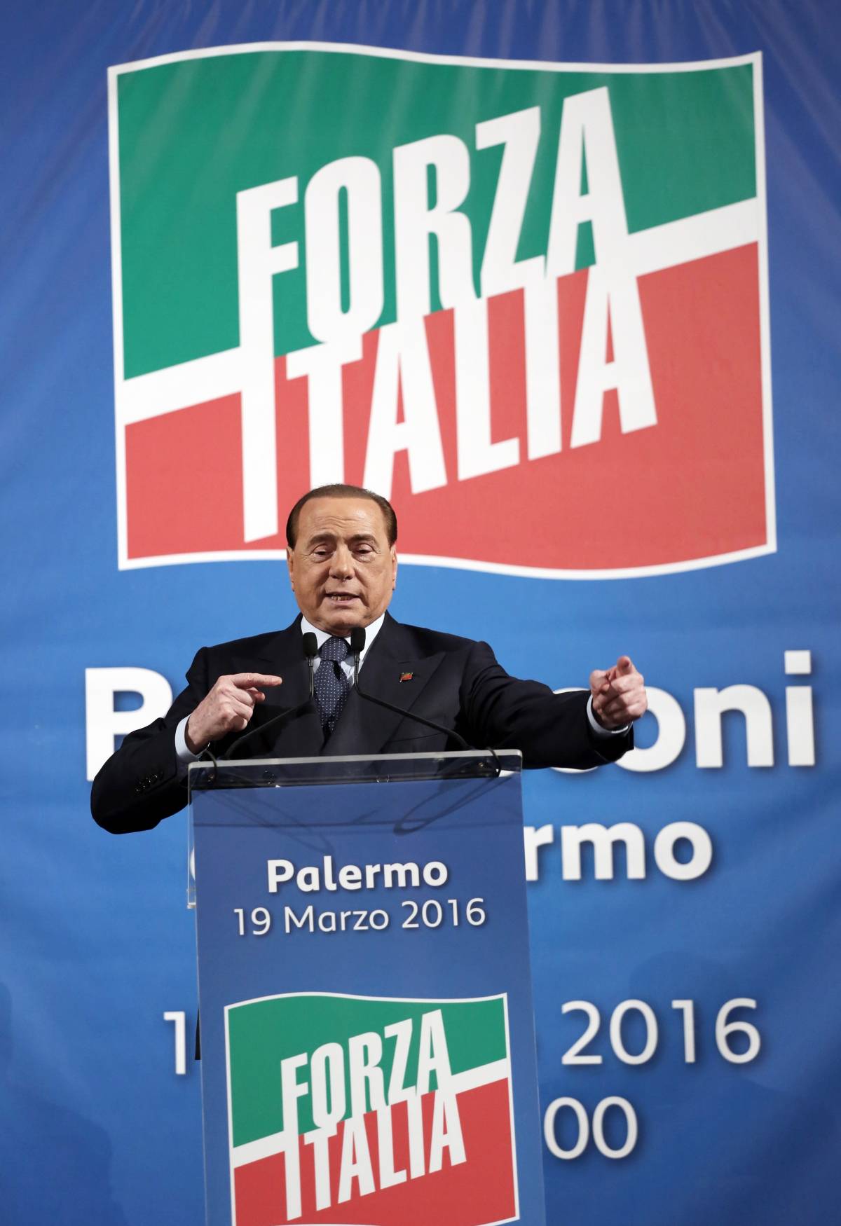 Berlusconi, blitz a Napoli contro l'inciucio Pd-Alfano