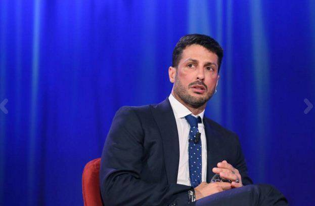 Fabrizio Corona torna in tv: giallo sugli zigomi tumefatti