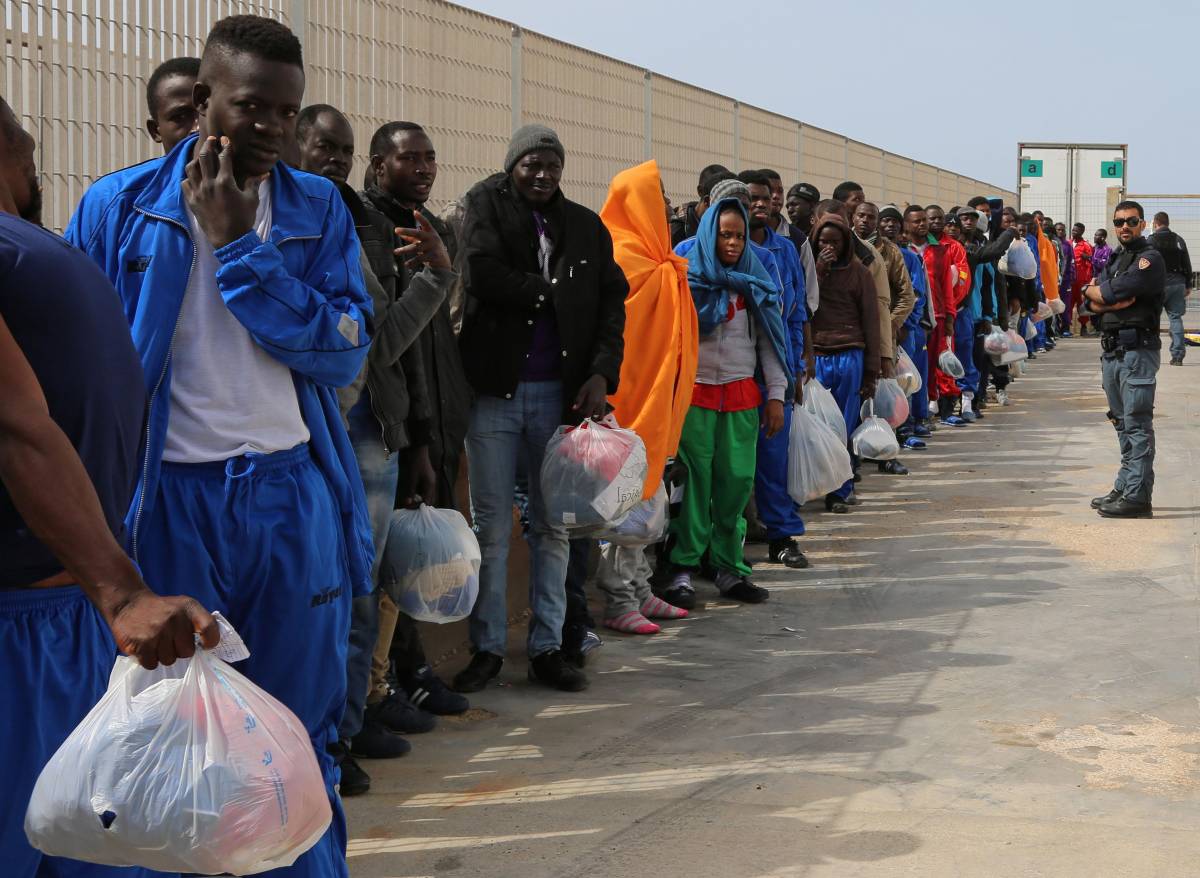 La Cei spalanca le porte ai migranti: "Permessi umanitari per tutti"