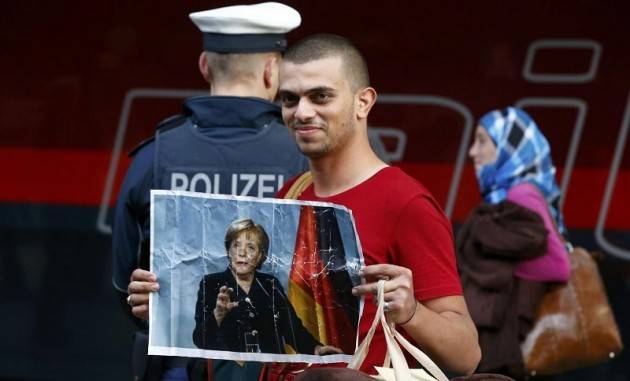 Migranti, la trovata di Merkel: "Lavorate per un euro all'ora"