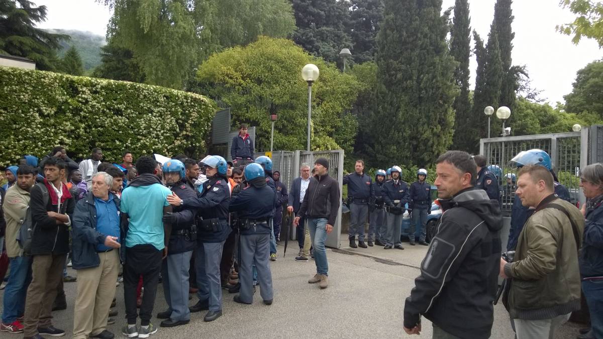 Protesta dei profughi a Trento: in cento assaltano la questura