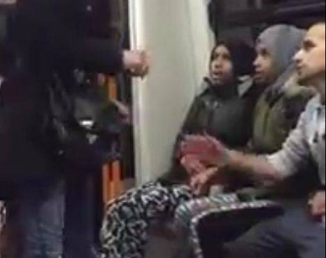 Islamica offende una ragazza: "Via, putt... bianca"