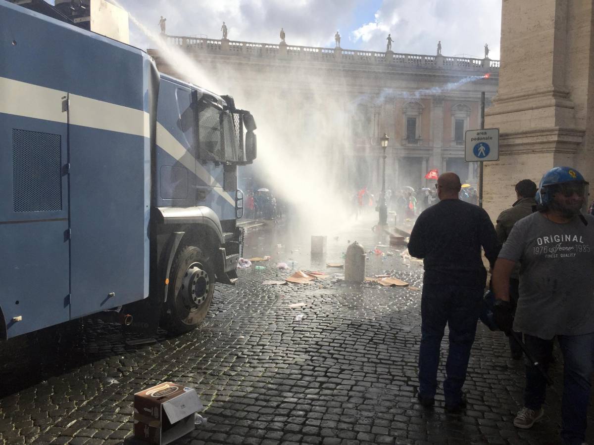 Movimenti per la casa in piazza Scontri con la polizia a Roma