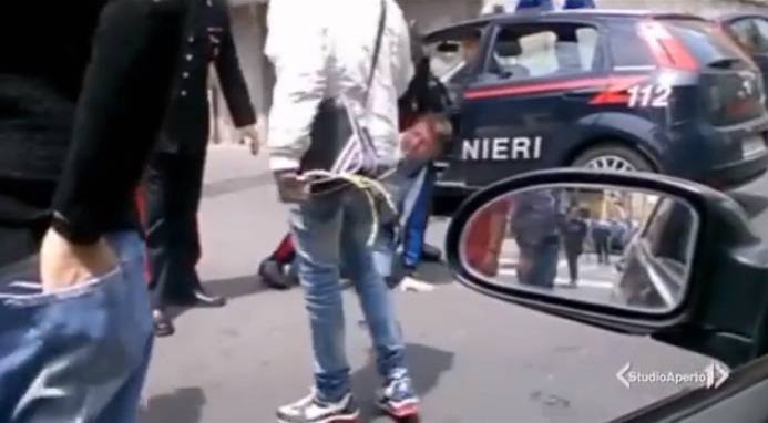 Catania, carabinieri lo arrestano. Ma gli amici lo fanno scappare