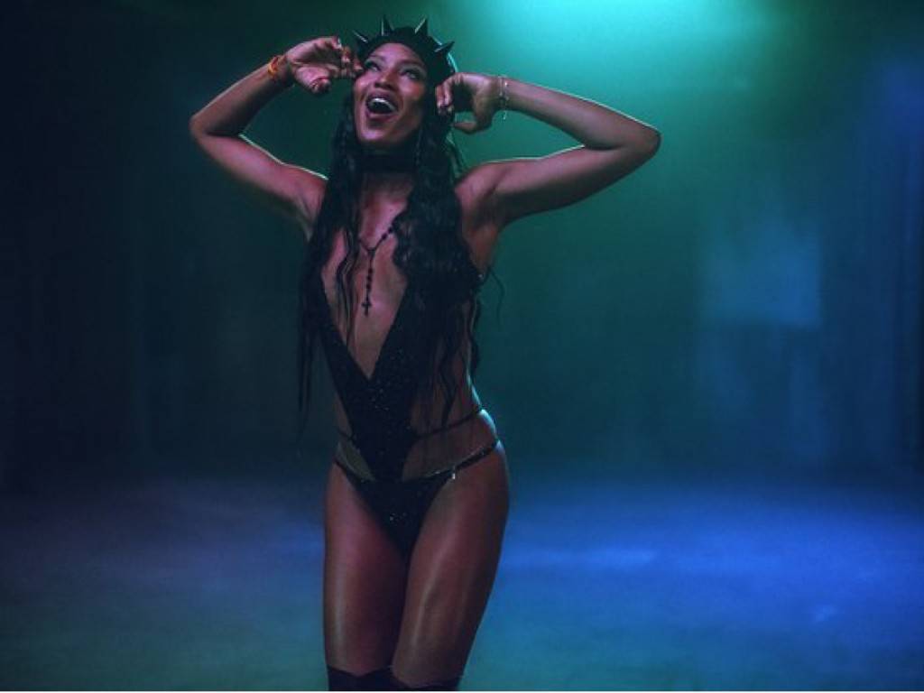 Naomi Campbell, sexy soldato nel video "Drone Bomb Me" di Anohni