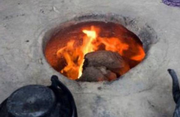 Nipotino gettato tra le fiamme del forno: "Era il diavolo". Arrestato nonno ubriaco