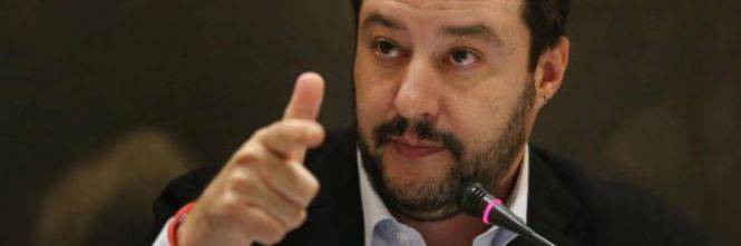 Salvini: "Dopo i campi rom, abbatteremo i centri sociali"