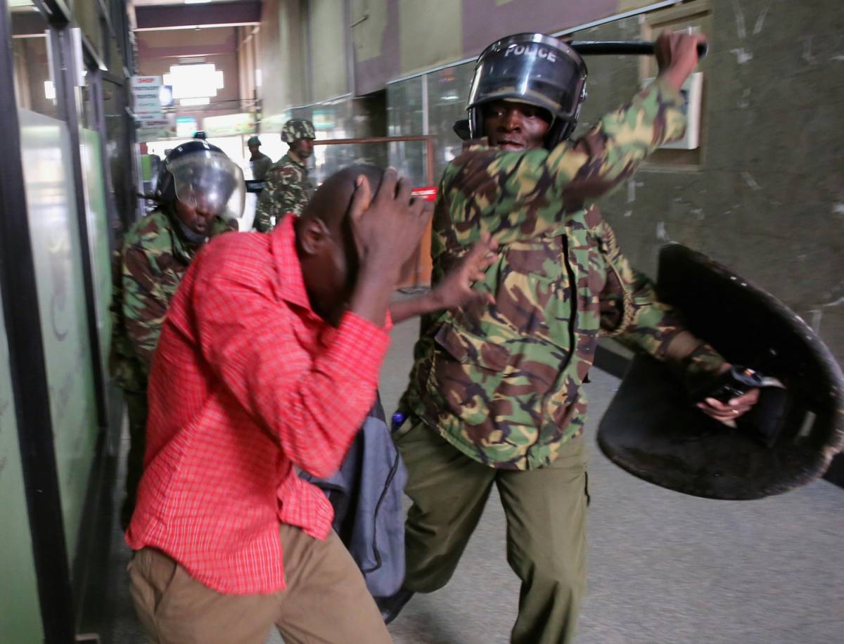 Proteste in Kenya: la polizia lancia gas lacrimogeni contro la folla