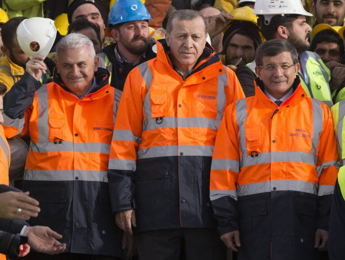 Il presidente Erdoğan (al centro) con l'ex premier Davutoğlu (r) e Yıldırım (s)